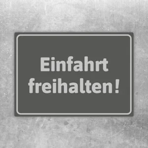 Grauer Aufkleber mit der Aufschrift Einfahrt freihalten für Zufahrten und Hofeinfahrten.
