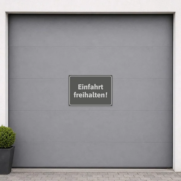 Edel gestalteter Aufkleber „Einfahrt freihalten!“ in Grau für private und gewerbliche Zufahrten.