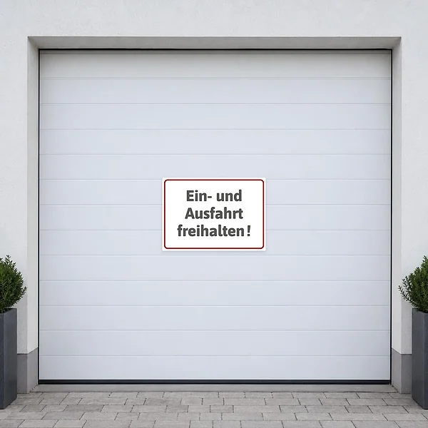 Querformat-Aufkleber mit dem Text „Ein- und Ausfahrt freihalten“ für Garagen- und Hofzufahrten.