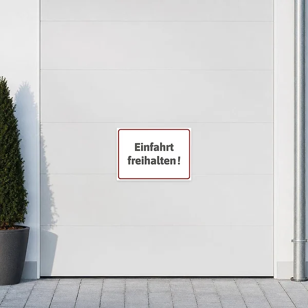 Hinweisaufkleber „Einfahrt freihalten“ an einer privaten oder gewerblichen Zufahrt