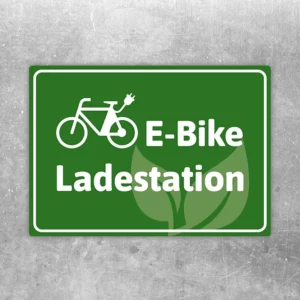 Grüner Aufkleber mit Fahrradsymbol und dem Text E-Bike Ladestation für den Ladebereich.
