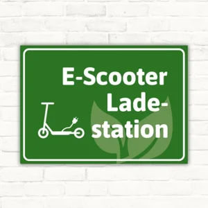 Grünes Schild zur Kennzeichnung einer E-Scooter-Ladestation