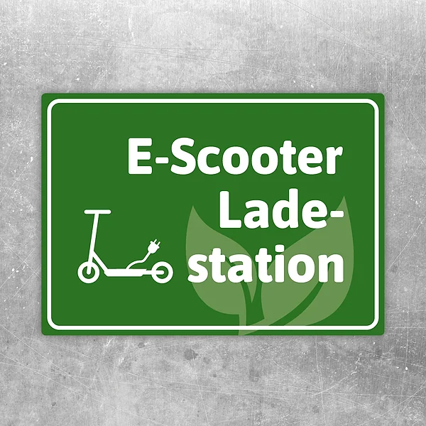 Grüner Aufkleber für eine E-Scooter-Ladestation mit gut lesbarem Hinweistext.