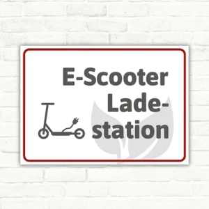 Schild mit der Beschriftung E-Scooter-Ladestation und Scooter-Symbol für Ladebereiche.