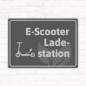 Schild mit Hinweis auf eine E-Scooter-Ladestation in grauem Design.