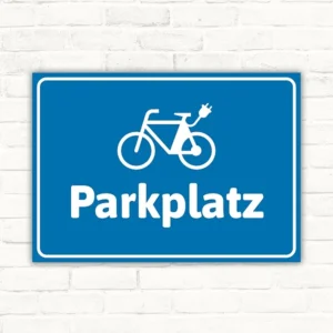 Blauer Schild mit E-Bike-Symbol und der Aufschrift Parkplatz für Stellflächen.