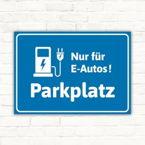Blauer Schild mit Symbol für E-Auto und Text nur für E-Autos Parkplatz.
