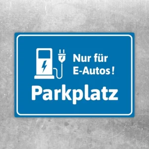 Blauer Aufkleber mit Symbol für E-Auto und Text nur für E-Autos Parkplatz.