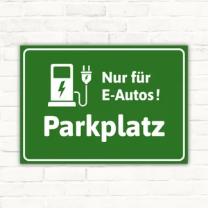 Schild mit grünem Motiv für einen E-Autos-Parkplatz und Elektroauto-Symbol.
