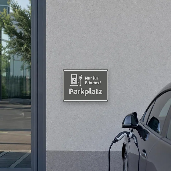 Grauer Parkplatzschild für Elektroautos mit Steckersymbol und klarer Beschriftung.