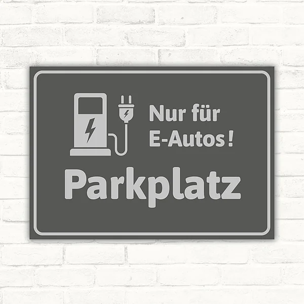 Grauer Schild mit Ladesymbol und dem Hinweis „Nur für E-Autos! Parkplatz“.
