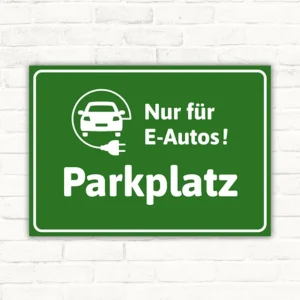 Grüner Schild mit E-Auto-Symbol und dem Hinweis Nur für E-Autos Parkplatz.