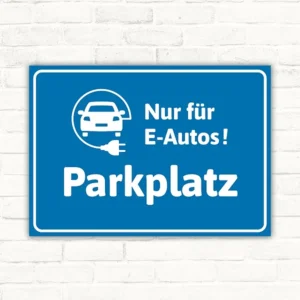 Blauer Schild für den E-Autos-Parkplatz mit Auto- und Stecker-Symbol.