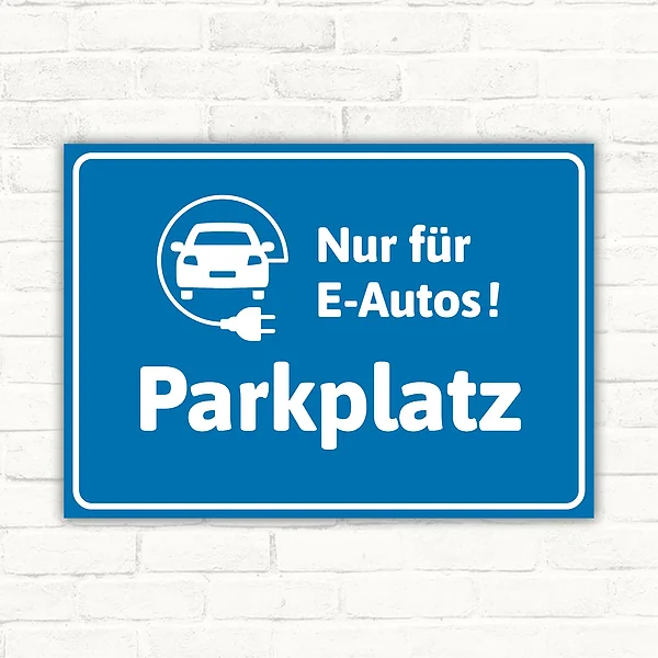 Blauer Schild für den E-Autos-Parkplatz mit Auto- und Stecker-Symbol.