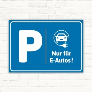 Blauer Schild für E-Autos-Parkplätze mit P-Symbol und Auto-Icon.