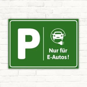 Grüner Schild für E-Autos-Parkplatz mit großem P und Hinweis Nur für E-Autos