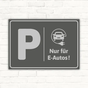 Grauer Schild mit P-Symbol und dem Hinweis Nur für E-Autos für reservierte Parkflächen.