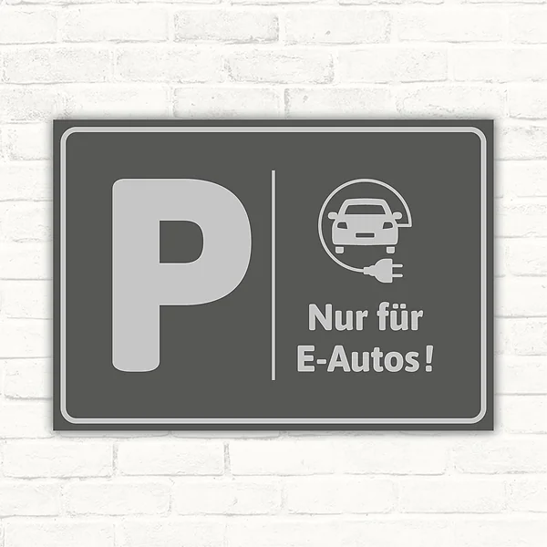 Grauer Schild mit P-Symbol und dem Hinweis Nur für E-Autos für reservierte Parkflächen.