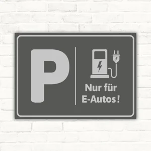 Grauer Schild mit P-Symbol und Hinweis Nur für E-Autos für reservierte Parkplätze.