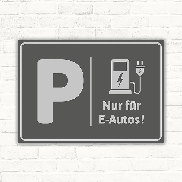 Grauer Schild mit P-Symbol und Hinweis Nur für E-Autos für reservierte Parkplätze.