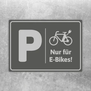 Grauer Aufkleber mit P und Fahrradsymbol für einen E-Bike-Parkplatz.
