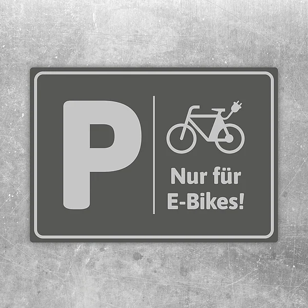 Grauer Aufkleber mit P und Fahrradsymbol für einen E-Bike-Parkplatz.