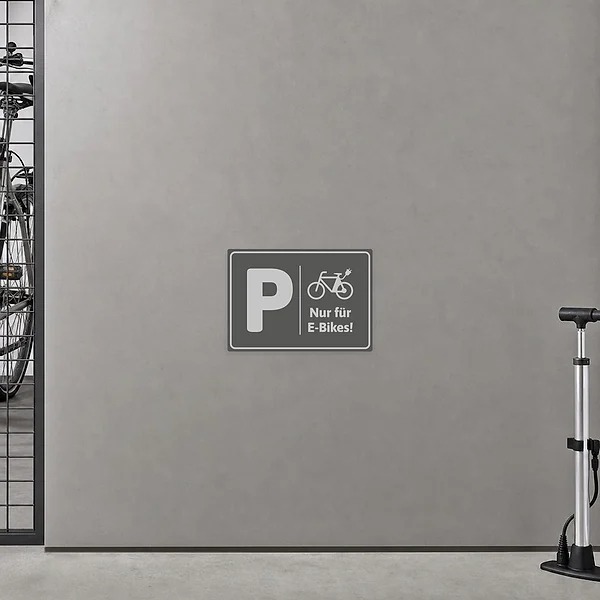 Hinweisaufkleber für E-Bike-Parkplatz mit Piktogramm und Text 'Nur für E-Bikes!'.