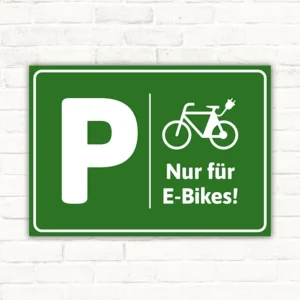 Grüner Schild mit P und E-Bike-Symbol zur Kennzeichnung eines E-Bike-Parkplatzes.