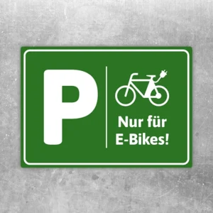 Grüner Aufkleber mit P und E-Bike-Symbol zur Kennzeichnung eines E-Bike-Parkplatzes.