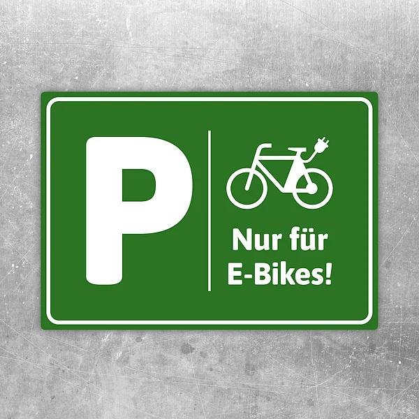 Grüner Aufkleber mit P und E-Bike-Symbol zur Kennzeichnung eines E-Bike-Parkplatzes.