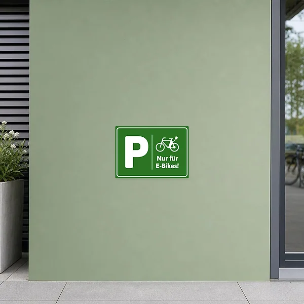 Hinweisaufkleber mit grünem Parkplatzsymbol und Text nur für E-Bikes für reservierte Stellplätze.