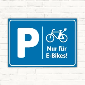 Blauer Schild mit P-Symbol und Fahrrad für E-Bike-Parkplatz