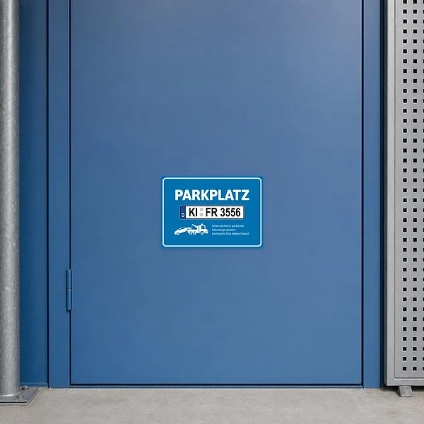 Querformatiger Aufkleber für reservierten Parkplatz mit großem Kennzeichen und Abschlepphinweis im blauen Motiv.