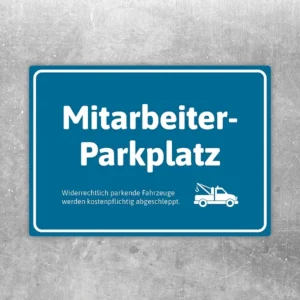 Blauer Aufkleber mit der Aufschrift Mitarbeiterparkplatz und Abschlepper-Symbol.
