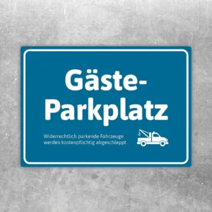 Blauer Aufkleber mit der Aufschrift Gäste-Parkplatz und Abschleppsymbol für Besucherstellplätze.