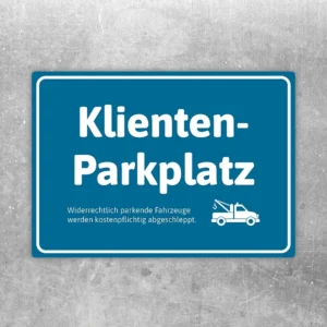 Blauer Aufkleber mit der Aufschrift Klientenparkplatz und Abschleppwagen-Symbol.