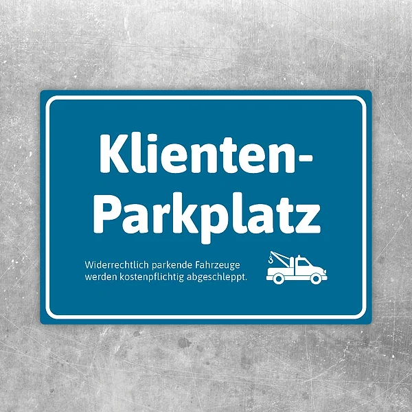 Blauer Aufkleber mit der Aufschrift Klientenparkplatz und Abschleppwagen-Symbol.