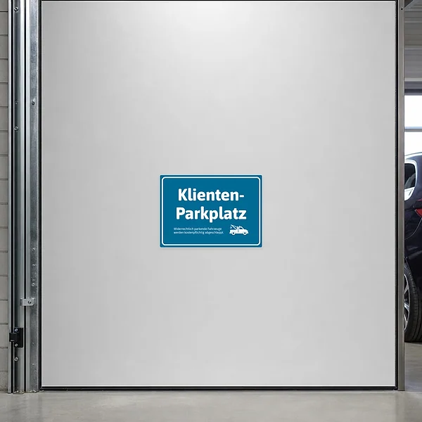Blauer Aufkleber für den Klientenparkplatz mit großem Schriftzug und Abschleppwagen-Symbol.