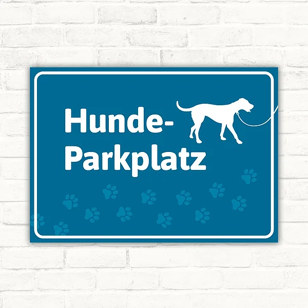 Blauer Schild mit der Aufschrift Hunde-Parkplatz und Hundesilhouette für Stellflächen.