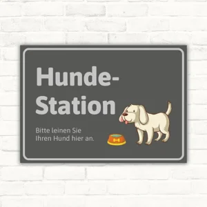 Schild Hundestation-Comic grau mit Hund, Futterschale und Hinweis für den Hundebereich.