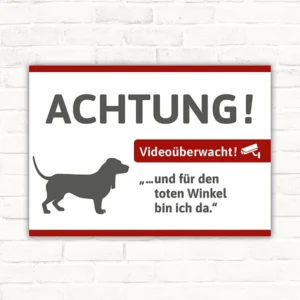 Schild mit Basset-Motiv und Hinweis auf Videoüberwachung für Eingangsbereiche.