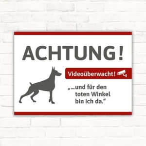 Schild mit Hundesilhouette und Hinweis auf Videoüberwachung für Eingänge und Tore.