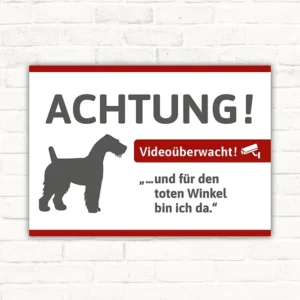 Schild mit Fox-Terrier und dem Hinweis auf Videoüberwachung am Hauseingang.