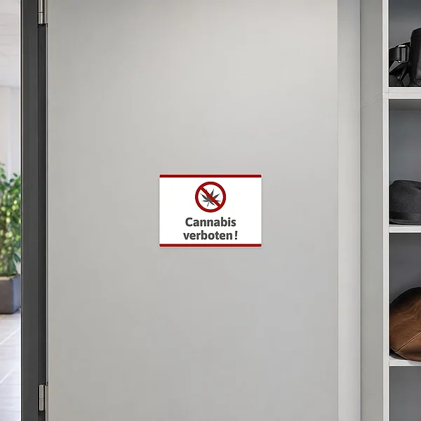 Verbotsaufkleber mit Cannabisblatt und klarer Aufschrift Cannabis verboten für sichtbare Hinweise.