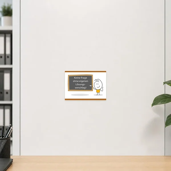 Lustiger Aufkleber mit Tafel und Figur, der im Büro zu Fragen mit eigenem Lösungsvorschlag auffordert.
