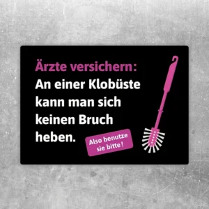Aufkleber mit der Aufschrift „Toilette reinigen, Klobüste nutzen“ als klarer WC-Hinweis.