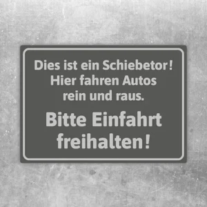 Grauer Aufkleber mit Hinweis für ein Schiebetor und den Text Bitte Einfahrt freihalten.