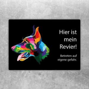 Aufkleber mit farbigem Dobermann und dem Hinweis Betreten auf eigene Gefahr für den Eingangsbereich.