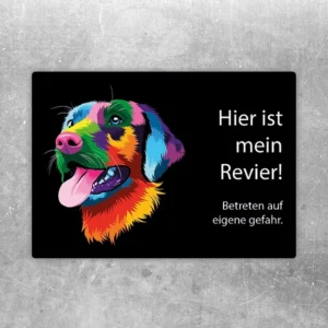 Aufkleber mit buntem Labrador und dem Hinweis: Hier ist mein Revier, Betreten auf eigene Gefahr.