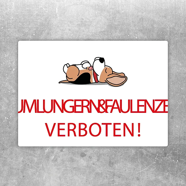 Aufkleber mit liegendem Hund und dem Text Rumlungern und Faulenzen verboten.